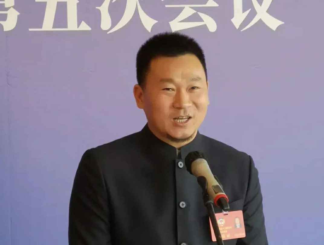 为进一步展示市政协团结、民主、开放、自信的形象，向市民和网友展示政协委员的履职风采，中山市政协十二届五次会议在2月4日上午开幕前开设“委员通道”，市政协委员、武汉俊远短视频营销有限公司公司总经理陈朝阳走进“委员通道”，回应社会关切的问题。他就如何做好城市应急管理规划的问题进行发言，并回答记者提问。.jpg